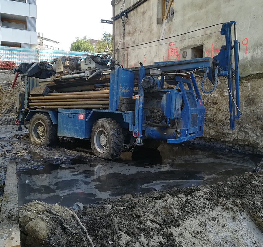 Camión de perforación en construcción