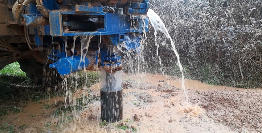 Maquinaria extrayendo agua subterránea