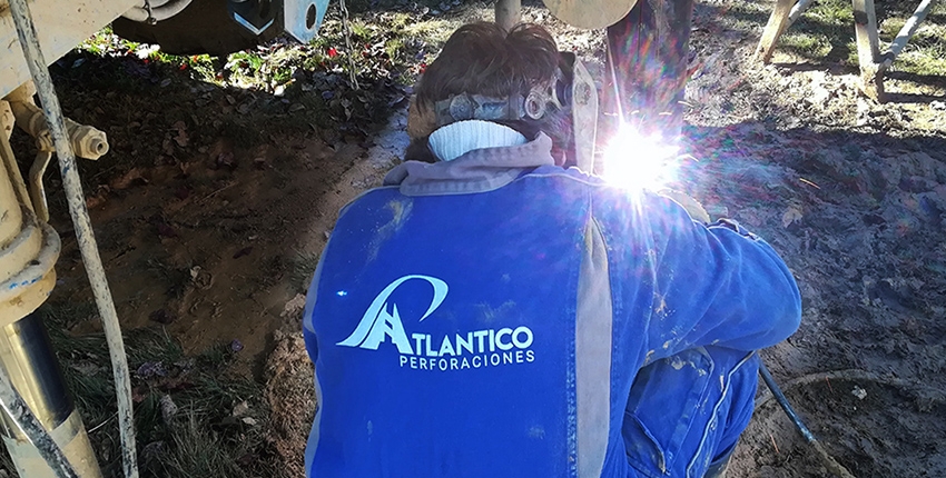 Hombre soldando en obra