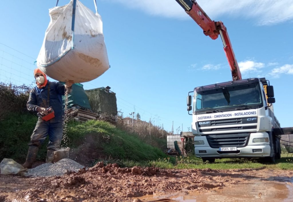 Hombre trabajando con grava