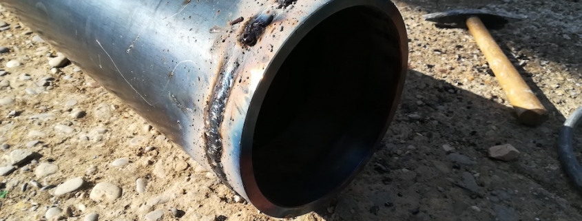 Tubo de metal en el suelo